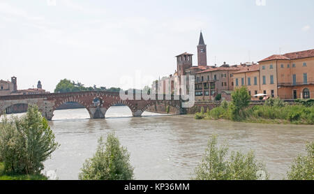 Il fiume Adige che scorre attraverso la città vecchia di Verona Foto Stock