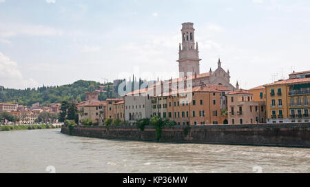 Il fiume Adige che scorre attraverso la città vecchia di Verona Foto Stock