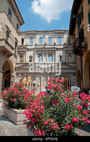 La Porta Borsari a Verona Foto Stock