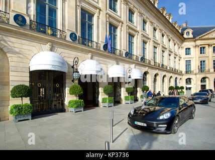 Parigi, Francia. Place Vendome (1° arr): Hotel Ritz Paris - hotel cinque stelle di lusso a Place Vendome 15 ( fondata 1898 da César Ritz,e chef francese, Au Foto Stock