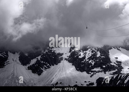 Un cavo auto contro un cielo drammatico. Aiguille du Midi. Alpi. Foto Stock