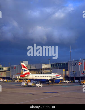 Gatwick, Regno Unito - 20 settembre: 2017: British Airways aereo Jet essendo caricato in una tempesta di autunno presso l'aeroporto di Gatwick. Foto Stock