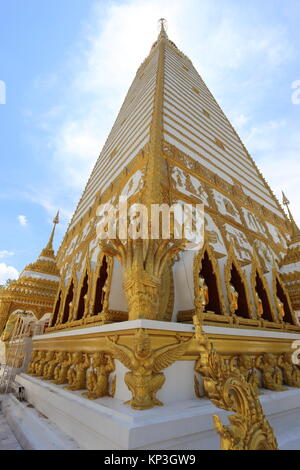 Un alveare di api selvatiche può essere trovato su motivi di Wat Phra That Nong Bua stupa. Foto Stock