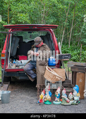 Stallholder con la sua collezione di gnome, alla domenica il mercato del paese in Daylesford negli Altipiani Centrali goldfields di Victoria, Australia Foto Stock