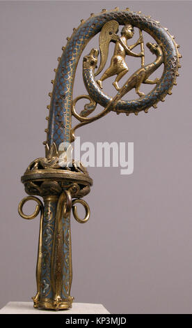 Testa di Crozier raffigurante San Michele che uccide un drago, con dettagliate sculture e simbolismo religioso, da manufatti storici ecclesiastici. Foto Stock