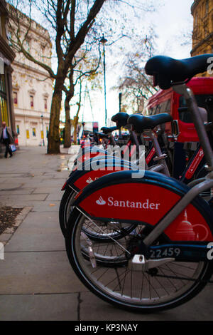 Londra, UK, fila di Boris bikes a Londra, 8 Dicembre 2017 Foto Stock