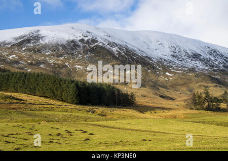 Glen Clova con neve sulle montagne Foto Stock