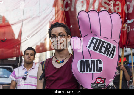 Int. 12 Dic, 2017. 2017, 12 dicembre, città di Buenos Aires, Argentina.- organizzazione politica manifestate dal Congresso Nazionale Obelisc contro la conferenza ministeriale OMC che si svolgerà dal 10 al 13 di dicembre 2017 sulla città di Buenos Aires.Dopo la manifestazione di un gruppo è stato represso. Credito: Julieta Ferrario/ZUMA filo/Alamy Live News Foto Stock