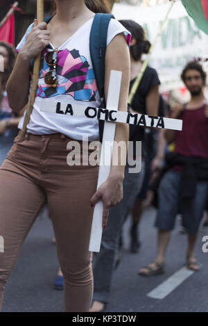 Int. 12 Dic, 2017. 2017, 12 dicembre, città di Buenos Aires, Argentina.- organizzazione politica manifestate dal Congresso Nazionale Obelisc contro la conferenza ministeriale OMC che si svolgerà dal 10 al 13 di dicembre 2017 sulla città di Buenos Aires.Dopo la manifestazione di un gruppo è stato represso. Credito: Julieta Ferrario/ZUMA filo/Alamy Live News Foto Stock