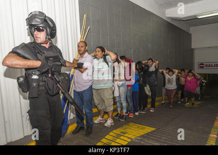 Int. 12 Dic, 2017. 2017, 12 dicembre, città di Buenos Aires, Argentina.- organizzazione politica manifestate dal Congresso Nazionale Obelisc contro la conferenza ministeriale OMC che si svolgerà dal 10 al 13 di dicembre 2017 sulla città di Buenos Aires.Dopo la manifestazione di un gruppo è stato represso. Un gruppo di persone tweenty è stato spinto verso il basso per il garage e alcuni di loro sono stati poi arrestati. Credito: Julieta Ferrario/ZUMA filo/Alamy Live News Foto Stock