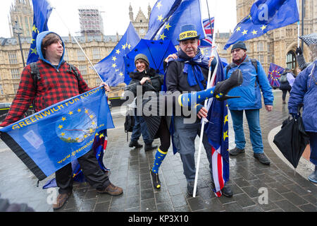 Londra, Regno Unito. 13 Dicembre 2017Anti Brexit, pro manifestanti europei dimostrano al di fuori del parlamento di Westminster ad oggi. La House of Commons dibattito oggi un emendamento alla trattativa Brexit, dando MP è il diritto di voto sul finale di trattativa, dovrebbe diventare sanciti dalla legge. Credito: Vickie Flores/Alamy Live News Foto Stock