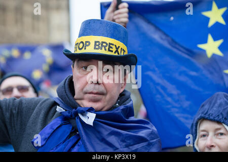 Londra, Regno Unito. 13 Dicembre 2017Anti Brexit, pro manifestanti europei dimostrano al di fuori del parlamento di Westminster ad oggi. La House of Commons dibattito oggi un emendamento alla trattativa Brexit, dando MP è il diritto di voto sul finale di trattativa, dovrebbe diventare sanciti dalla legge. Credito: Vickie Flores/Alamy Live News Foto Stock