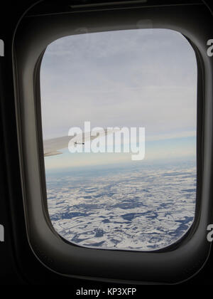 Regno Unito 12 dicembre 2017. Regno Unito Meteo: una vista del paesaggio DEL REGNO UNITO, ancora coperto in un tappeto bianco di neve seguendo le pesanti nevicate durante il fine settimana, come visto da un volo transatlantico che ha appena decollato dall'aeroporto di Heathrow. Credito: Stephen Chung / Alamy Live News Foto Stock