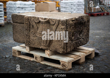 La pietra romana blocco (I secolo D.C.) giace su un pallet in Mainz, Germania, 13 dicembre 2017. Durante la fase di costruzione e di restauro storico edificio di stato (Mainzer Deutschhaus lit. Mainz casa tedesca) monete, cermaic navi e pietre romane sono stati trovati. Il romano blocco di pietra è decorata con una immagine di un vaso e una lumaca. Foto: Andreas Arnold/dpa Foto Stock