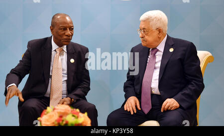 Istanbul, Istanbul, Turchia. Xiii Dec, 2017. Il presidente palestinese Mahmoud Abbas incontra con Alpha Condé, Presidente della Repubblica di Guinea a Istanbul, Turchia, Dicembre 13, 2017 Credit: Thaer Ganaim APA/images/ZUMA filo/Alamy Live News Foto Stock