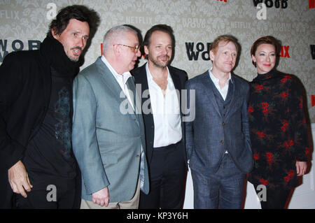 New York, NY, STATI UNITI D'AMERICA. 12 Dic, 2017. Christian Camargo, Errol Morris, Peter Sarsgaard, Scott Pastore e Molly Parker a Netflix premiere di assenzio al Campbell in New York City il 12 dicembre 2017. Credito: Rw/media/punzone Alamy Live News Foto Stock