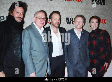 New York, NY, STATI UNITI D'AMERICA. 12 Dic, 2017. Christian Camargo, Errol Morris, Peter Sarsgaard, Scott Pastore e Molly Parker a Netflix premiere di assenzio al Campbell in New York City il 12 dicembre 2017. Credito: Rw/media/punzone Alamy Live News Foto Stock