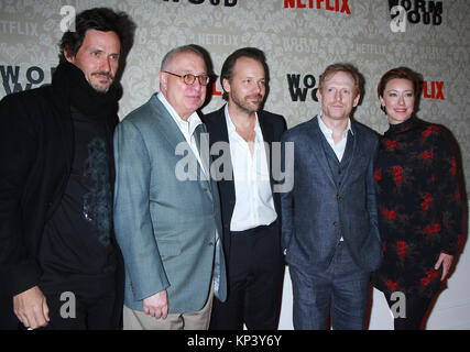 New York, NY, STATI UNITI D'AMERICA. 12 Dic, 2017. Christian Camargo, Errol Morris, Peter Sarsgaard, Scott Pastore e Molly Parker a Netflix premiere di assenzio al Campbell in New York City il 12 dicembre 2017. Credito: Rw/media/punzone Alamy Live News Foto Stock