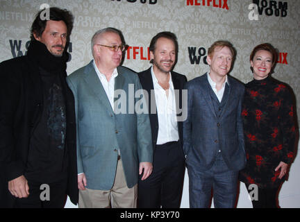 New York, NY, STATI UNITI D'AMERICA. 12 Dic, 2017. Christian Camargo, Errol Morris, Peter Sarsgaard, Scott Pastore e Molly Parker a Netflix premiere di assenzio al Campbell in New York City il 12 dicembre 2017. Credito: Rw/media/punzone Alamy Live News Foto Stock