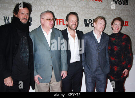 New York, NY, STATI UNITI D'AMERICA. 12 Dic, 2017. Christian Camargo, Errol Morris, Peter Sarsgaard, Scott Pastore e Molly Parker a Netflix premiere di assenzio al Campbell in New York City il 12 dicembre 2017. Credito: Rw/media/punzone Alamy Live News Foto Stock