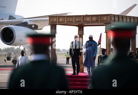 Banjul (Gambia. Xiii Dec, 2017. Il Presidente tedesco Frank-Walter Steinmeier (L) è accolta con gli onori militari dal presidente della Gambia, Adama Barrow, all'aeroporto di Banjul (Gambia, 13 dicembre 2017. Steinmeier promesso economico e di sostegno politico per la Gambia sul suo modo di demoncracy durante la sua visita. Credito: Bernd von Jutrczenka/dpa/Alamy Live News Foto Stock