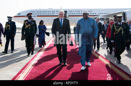 Banjul (Gambia. Xiii Dec, 2017. Il Presidente tedesco Frank-Walter Steinmeier (L) è accolta con gli onori militari dal presidente della Gambia, Adama Barrow, all'aeroporto di Banjul (Gambia, 13 dicembre 2017. Steinmeier promesso economico e di sostegno politico per la Gambia sul suo modo di demoncracy durante la sua visita. Credito: Bernd von Jutrczenka/dpa/Alamy Live News Foto Stock