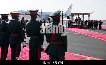 Banjul (Gambia. Xiii Dec, 2017. Il Presidente tedesco Frank-Walter Steinmeier è accolta con gli onori militari dal presidente della Gambia, Adama Barrow, all'aeroporto di Banjul (Gambia, 13 dicembre 2017. Steinmeier promesso economico e di sostegno politico per la Gambia sul suo modo di demoncracy durante la sua visita. Credito: Bernd von Jutrczenka/dpa/Alamy Live News Foto Stock