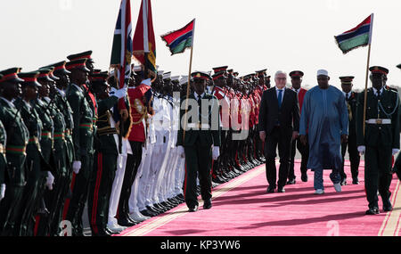 Banjul (Gambia. Xiii Dec, 2017. Il Presidente tedesco Frank-Walter Steinmeier (5-R) è accolta con gli onori militari dal presidente della Gambia, Adama Barrow, all'aeroporto di Banjul (Gambia, 13 dicembre 2017. Steinmeier promesso economico e di sostegno politico per la Gambia sul suo modo di demoncracy durante la sua visita. Credito: Bernd von Jutrczenka/dpa/Alamy Live News Foto Stock