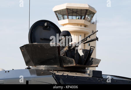 Banjul (Gambia. Xiii Dec, 2017. Un soldato orologi l accoglienza del Presidente tedesco Steinmeier con gli onori militari all'aeroporto di Banjul (Gambia, 13 dicembre 2017. Steinmeier promesso economico e di sostegno politico per la Gambia sul suo modo di demoncracy durante la sua visita. Credito: Bernd von Jutrczenka/dpa/Alamy Live News Foto Stock