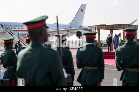 Banjul (Gambia. Xiii Dec, 2017. Il Presidente tedesco Frank-Walter Steinmeier è accolta con gli onori militari dal presidente della Gambia, Adama Barrow, all'aeroporto di Banjul (Gambia, 13 dicembre 2017. Steinmeier promesso economico e di sostegno politico per la Gambia sul suo modo di demoncracy durante la sua visita. Credito: Bernd von Jutrczenka/dpa/Alamy Live News Foto Stock