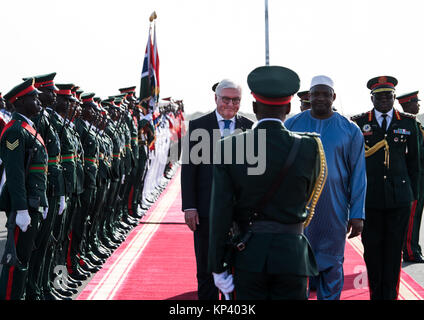 Banjul (Gambia. Xiii Dec, 2017. Il Presidente tedesco Frank-Walter Steinmeier (L) è accolta con gli onori militari dal presidente della Gambia, Adama Barrow, all'aeroporto di Banjul (Gambia, 13 dicembre 2017. Steinmeier promesso economico e di sostegno politico per la Gambia sul suo modo di demoncracy durante la sua visita. Credito: Bernd von Jutrczenka/dpa/Alamy Live News Foto Stock