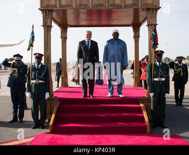 Banjul (Gambia. Xiii Dec, 2017. Il Presidente tedesco Frank-Walter Steinmeier centro (L) è accolta con gli onori militari dal presidente della Gambia, Adama Barrow, all'aeroporto di Banjul (Gambia, 13 dicembre 2017. Steinmeier promesso economico e di sostegno politico per la Gambia sul suo modo di demoncracy durante la sua visita. Credito: Bernd von Jutrczenka/dpa/Alamy Live News Foto Stock