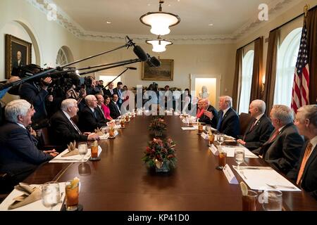 Washington, Stati Uniti d'America. Xiii Dec, 2017. Stati Uniti Presidente Donald Trump, destra e Vice Presidente Mike Pence, sinistra, durante un incontro con la Congressional bicamerale conferenzieri fiscali sul lavoro la riconciliazione delle imposte nel Cabinet Room della casa bianca, 13 dicembre 2017 a Washington, DC. Credito: Planetpix/Alamy Live News Foto Stock
