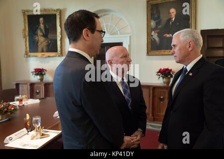 Washington, Stati Uniti d'America. Xiii Dec, 2017. Stati Uniti Vice Presidente Mike Pence, a destra della chat con un sost. Kevin Brady e Segretario del Tesoro Steven Mnuchin, sinistra, durante un incontro con la Congressional bicamerale conferenzieri fiscali sul lavoro la riconciliazione delle imposte nel Cabinet Room della casa bianca, 13 dicembre 2017 a Washington, DC. Credito: Planetpix/Alamy Live News Foto Stock