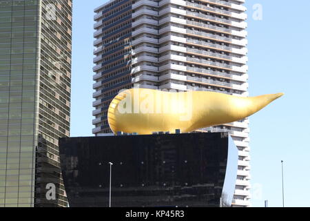 Tokyo è il quartiere di Asakusa, Giappone. Il 14 dicembre, 2017. Una vista della Tokyo gigante famoso Golden Poo dopo la fine dei lavori di restauro è visto a Tokyo è il quartiere di Asakusa, Giappone, il 14 dicembre 2017. Credito: Hiroyuki Ozawa/AFLO/Alamy Live News Foto Stock