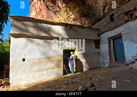 Sacerdote all'ingresso della chiesa rupestre Maryam Papaseyti, Gheralta, Tigray, Etiopia Foto Stock