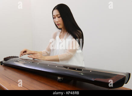 Musicista cinese Bai Wuxia giocando il Guqin strumento. Foto Stock