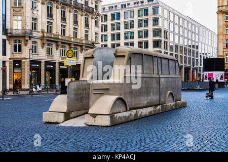 Francoforte, Germania.Il monumento del bus grigio memorial commemora l assassinio di disabili e malati da parte dei nazisti. Gli autobus dipinto di grigio trasp Foto Stock