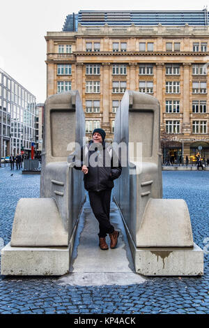 Francoforte, Germania.Il monumento del bus grigio memorial commemora l assassinio di disabili e malati da parte dei nazisti. Gli autobus dipinto di grigio trasp Foto Stock