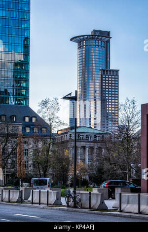 Francoforte, Germania.Frankfurt, Germania. Torre Westend, DZ bank building,208 metro alto edificio di vetro e il grattacielo di pietra sormontato da una corona di undici raggi Foto Stock