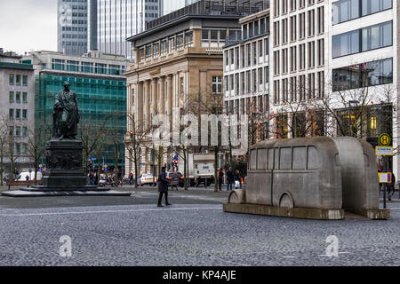 Francoforte, Germania.Il monumento del bus grigio memorial,l'Goethemonument statua in bronzo, vecchi e nuovi edifici su Goetheplatz. Foto Stock