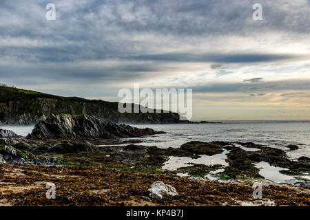 Polridmouth Cove, Menabilly featured in Daphne Du Maurier romanzo di Rebecca. Qui si può vedere su un inverni freddi mattina con una leggera foschia marina. Foto Stock