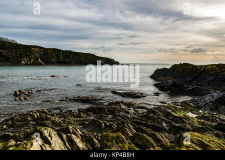 Polridmouth Cove, Menabilly featured in Daphne Du Maurier romanzo di Rebecca. Qui si può vedere su un inverni freddi mattina con una leggera foschia marina. Foto Stock