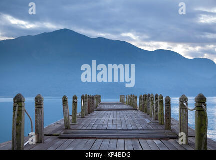 Guardare sul molo e la montagna al mattino Foto Stock