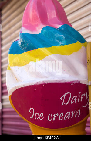 Modello grande cono gelato al di fuori del ghiaccio crem Parlour, Seaton Carew, County Durham Foto Stock