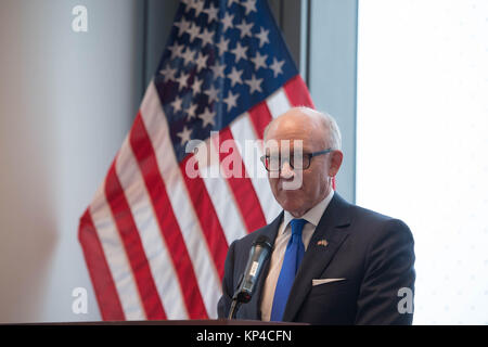 Ambasciatore statunitense per il Regno Unito, Robert Wood Johnson, parla all'inaugurazione della nuova ambasciata statunitense edificio nel sud di Londra prima che si apre per il business nel gennaio 2018. Foto Stock