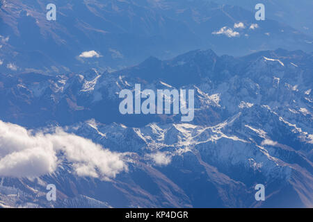 Vista aerea delle alpi svizzere. Volare al di sopra delle Alpi. Incredibile vista sulla montagna. Foto Stock