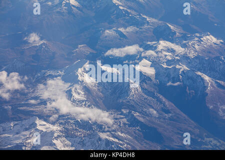 Vista aerea delle alpi svizzere. Volare al di sopra delle Alpi. Incredibile vista sulla montagna. Foto Stock