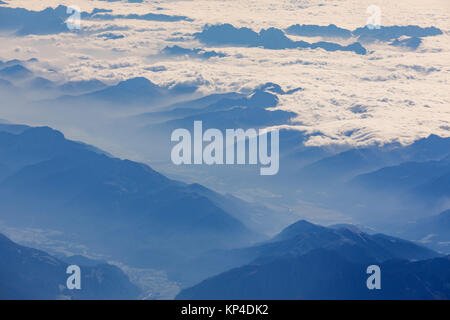 Vista aerea delle alpi svizzere. Volare al di sopra delle Alpi. Incredibile vista sulla montagna. Foto Stock