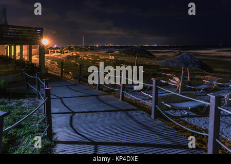 Spiaggia di notte. Percorso di legno per la spiaggia, vista di notte su una splendida spiaggia del mare. Serata romantica in riva al mare. Foto Stock